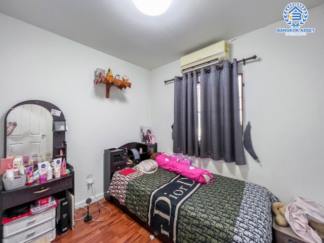 *****ทาวน์เฮ้าส์มือสองย่านนนทบุรี ม.พฤกษาวิลล์33 ปิ่นเกล้า-วงแหวน2 บนเนื้อที่ 19.5 ตร.ว. ฟังก์ชัน 3 ห้องนอน 2 ห้องน้ำ 1 ที่จอดรถ บ้านพร้อมอยู่ ต่อเติมครัว และโรงรถ ทำเลดีเดินทางได้หลายเส้นทาง ใกล้รถไฟฟ้าสายสีม่วง "สถานีตลาดบางใหญ่" และทางด่วน "ศรีรัช"